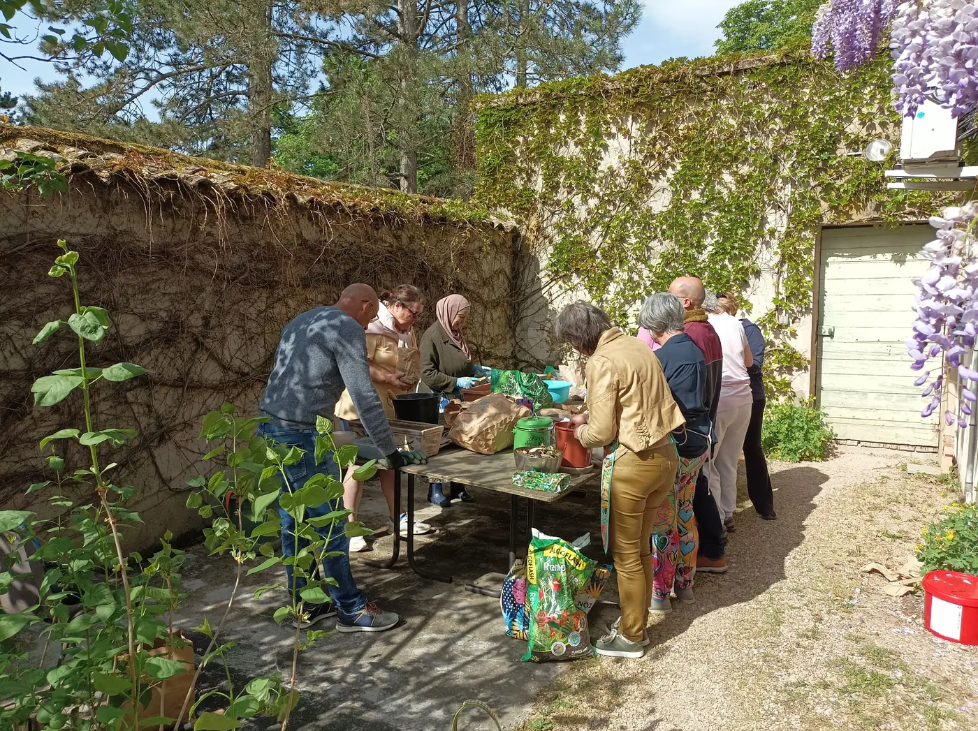 Un pot rempli couche après couche de terre vivante, prêt à recevoir sa graine