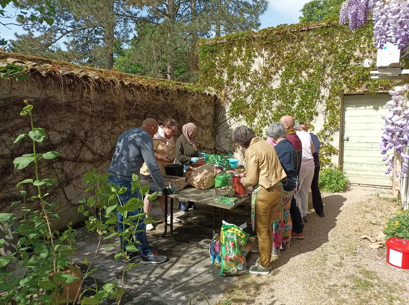 Un pot rempli de terre vivante