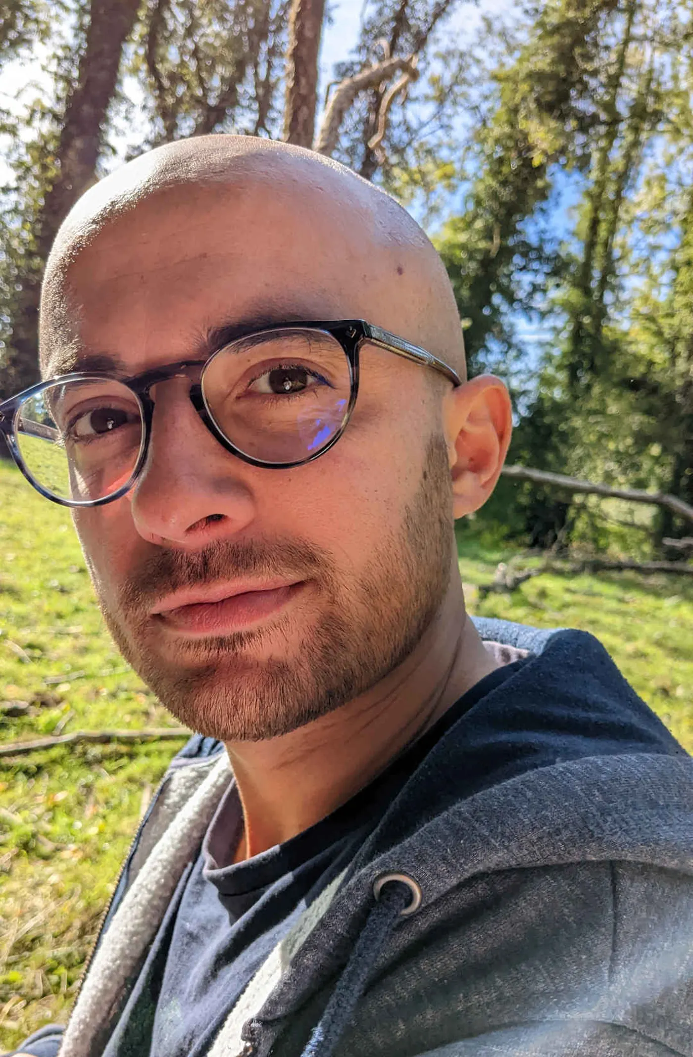 Portrait de Fabrice en extérieur